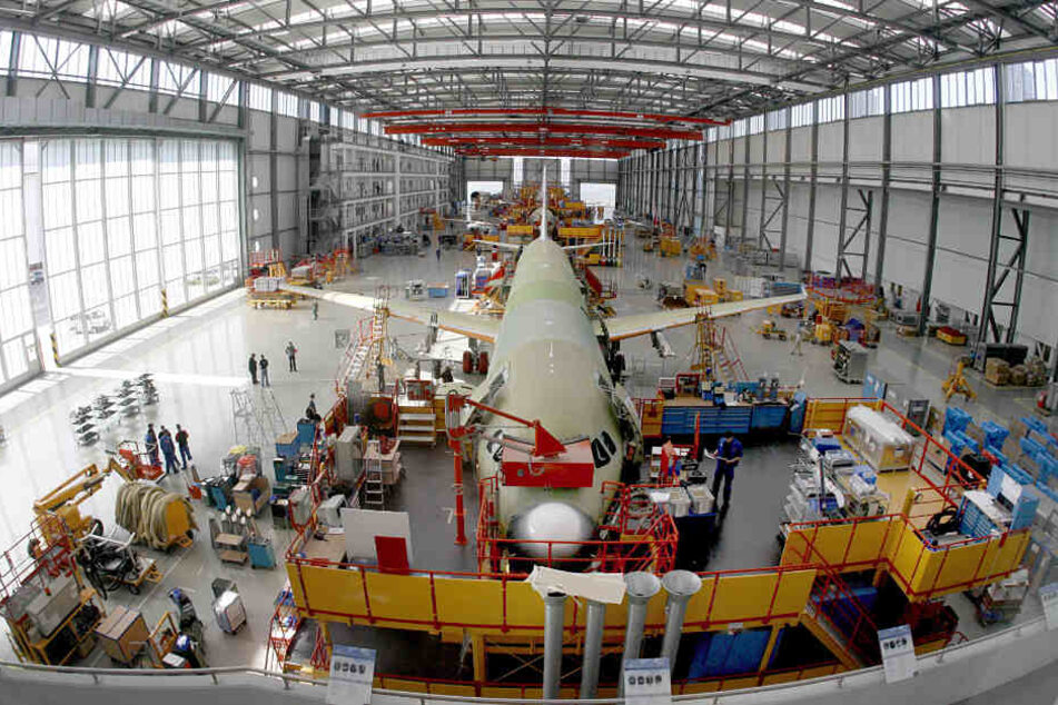 Mitarbeiter von Airbus bauen ein Flugzeug im Hamburger Werk zusammen. (Archivbild)