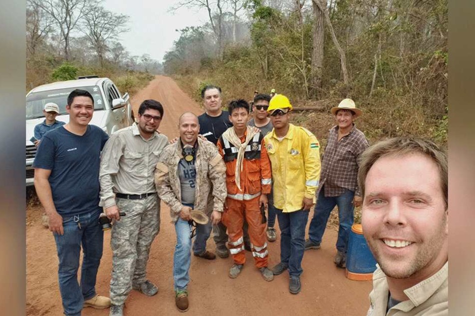 Der Sachse Thomas Kühnel (40) zusammen mit weiteren Helfern im bolivianischen Rettungseinsatz.