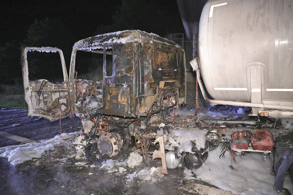 Der Fahrer des Lasters hatte Glück im Unglück, er kam heile aus seinem Lkw heraus.