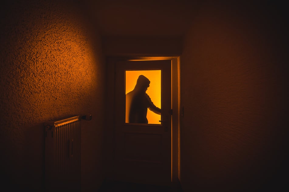 In der Nacht auf Samstag wurde ein 23-Jähriger in seinem eigenen Zuhause in Weilerswist von einem bewaffneten Räuber überfallen. (Symbolfoto)