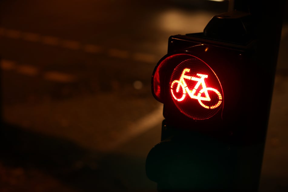 An einer roten Ampel in Halle wurde am Samstag plötzlich eine Radlerin von hinten angegriffen. (Symbolbild)