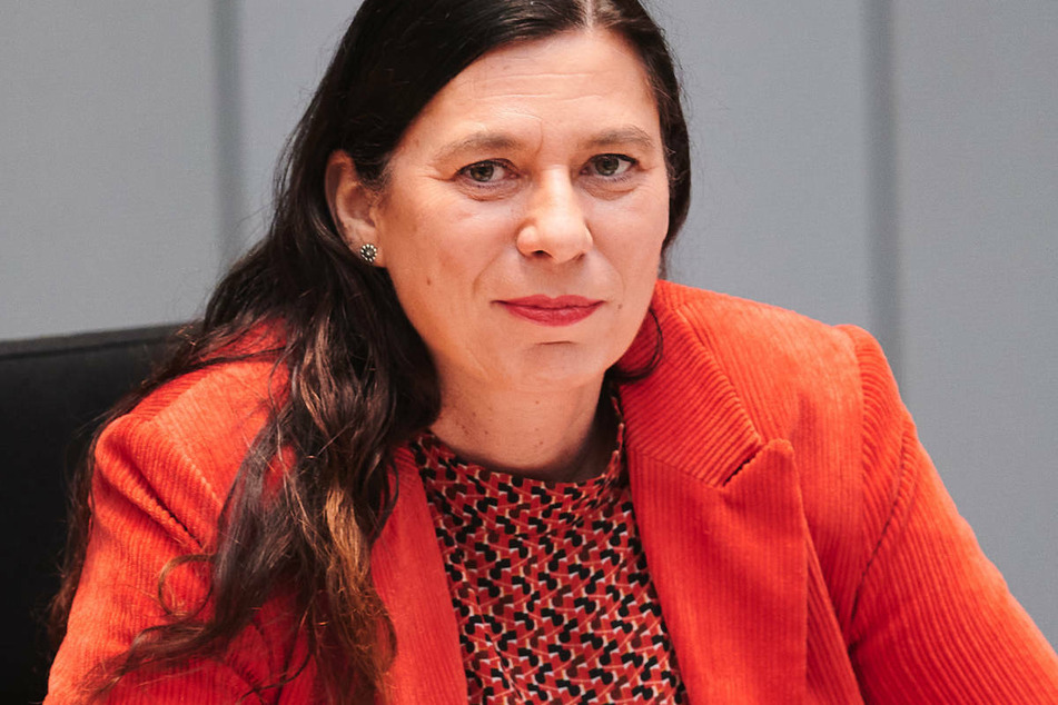 Berlins Bildungssenatorin Sandra Scheeres (51, SPD) hält mögliche Schulschließungen ab einer Inzidenz von 165 Corona-Neuinfektionen pro 100.000 Einwohner binnen einer Woche für "willkürlich".