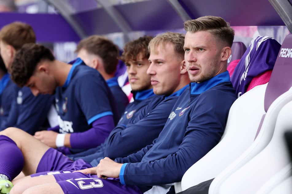 Obwohl Führungsspieler, fand sich Erik Majetschak (25, r.) zum Saisonstart gegen Rostock auf der Bank wieder. Sicher keine einfache Situation für ihn.