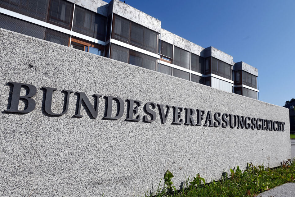Das Bundesverfassungsgericht hat die von Sachsen-Anhalt blockierte Erhöhung des Rundfunkbeitrags vorläufig in Kraft gesetzt.