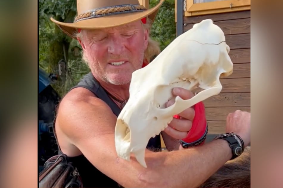 Bei Facebook zeigte Kieling im August 2023, wo der Bär zugebissen hatte.