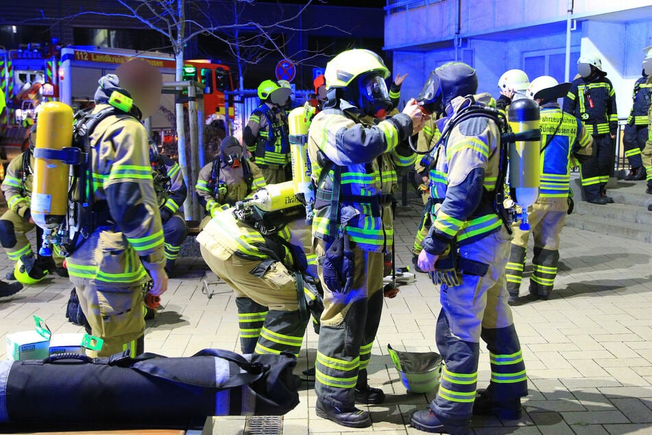 Etwa 20 Bewohner sind durch die Kameraden der Feuerwehr aus dem Wohnhaus begleitet worden.