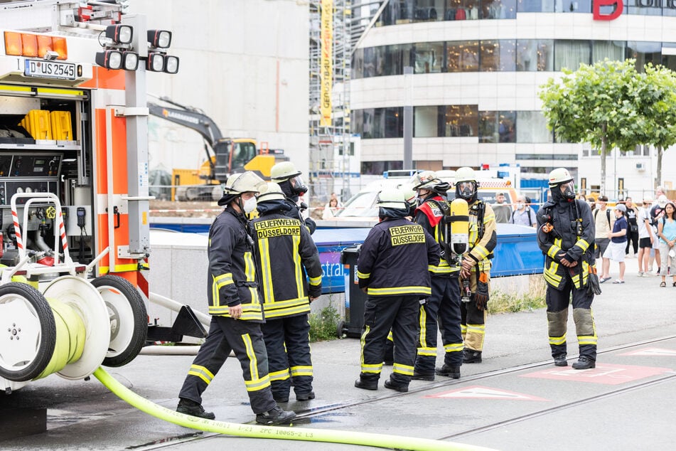 Zahlreiche Feuerwehrleute waren im Einsatz, um die U-Bahnhöfe zu räumen und die Ursache der Rauchentwicklung zu ermitteln.