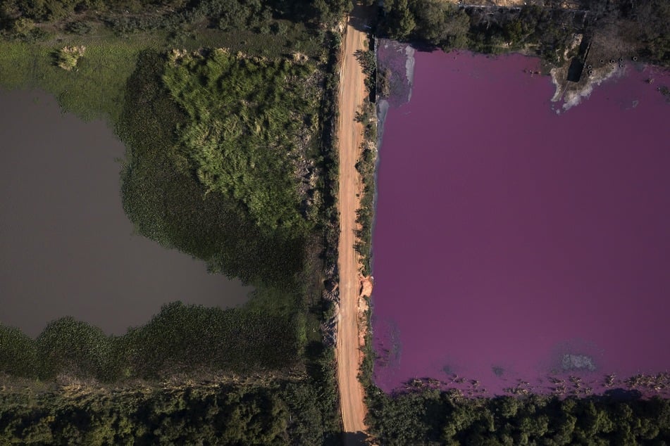 Eine Straße teilt die Lagune Cerro in zwei: rechts, wo die Gerberei Waltrading steht, ist das Wasser rötlich gefärbt.
