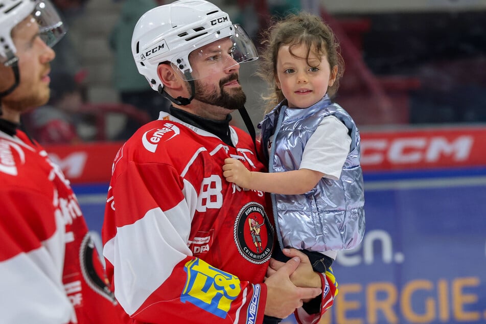 Dylan Wruck (33) bleibt mit seiner Tochter in Crimmitschau.