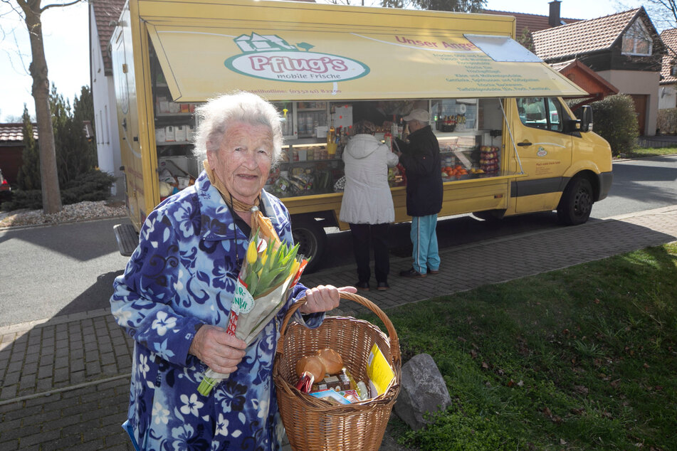 Kundin Elfriede Renner (89) aus Dresden nutzt den Service schon seit Jahren und ist gerade jetzt froh, nicht in einen Supermarkt zu müssen.