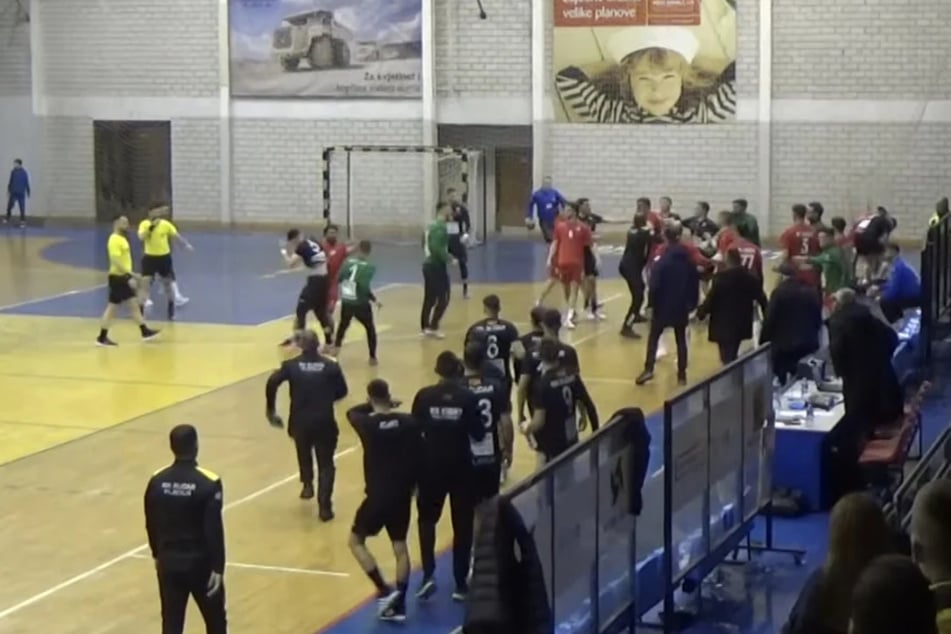 Handball-Eklat im Video: Rüpel-Foul tritt Massenschlägerei los