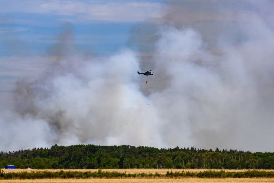 Ein Löschhubschrauber der Bundespolizei war in der Gohrischheide im Einsatz.