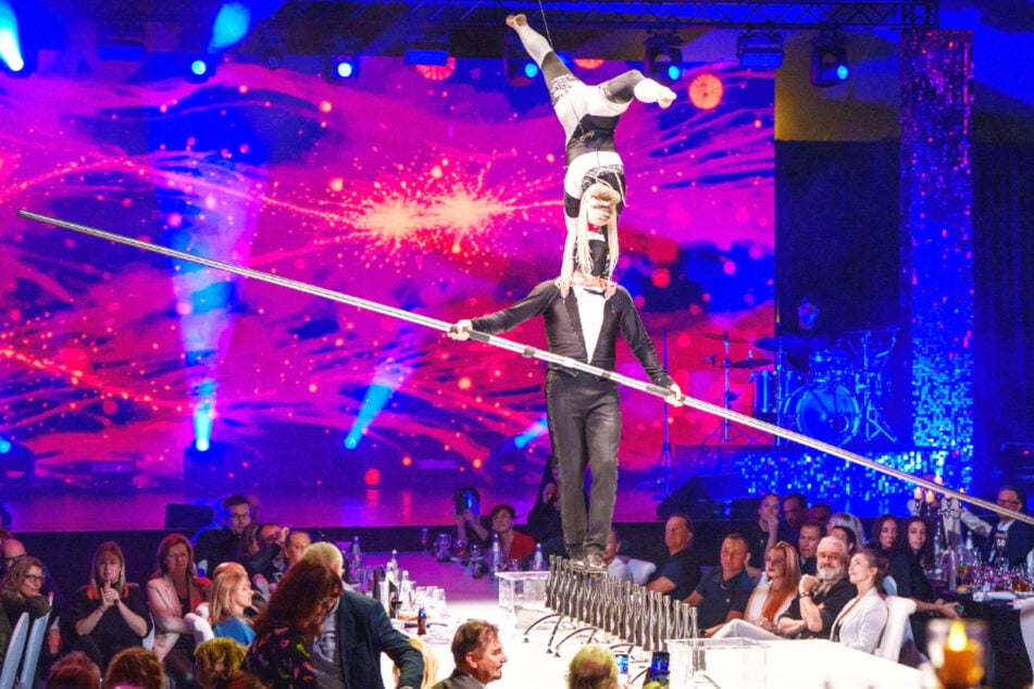 Mit Glanz und Kulinarik verzaubert die Dinnershow MOMENTS 4 ab 27. November seine Gäste.
