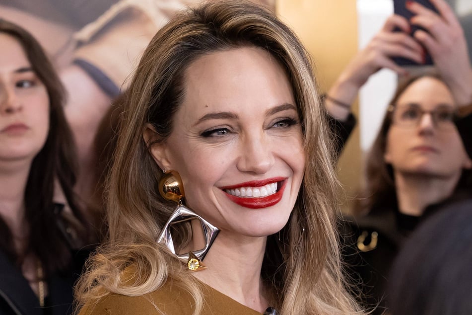 Angelina Jolie allegedly urged her children to spend a little time as possible with their father during custody visits.