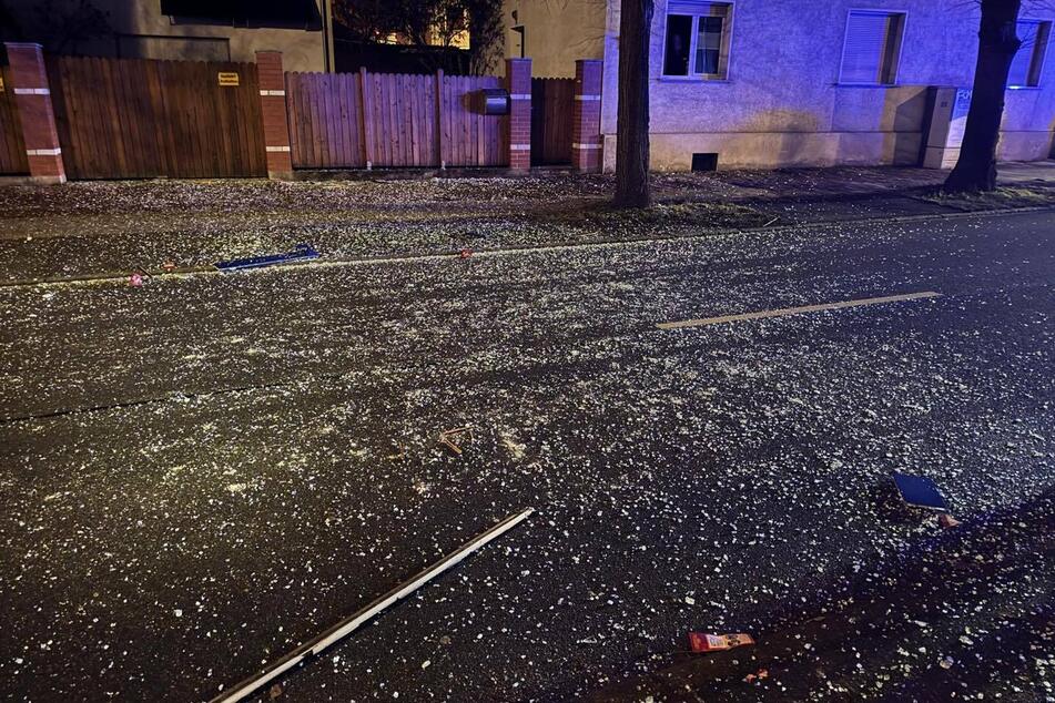 Die Glasfassade der Filiale wurde durch die Explosion über die gesamte Straße verteilt, wie ein Foto der Feuerwehr Coswig zeigt.