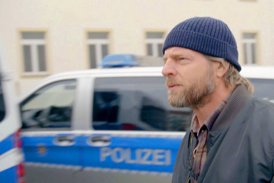 Den Blick ernst nach vorn, die Mütze locker auf dem Kopf: Schauspieler Henning Baum (48) ist bereit für den Einsatz.