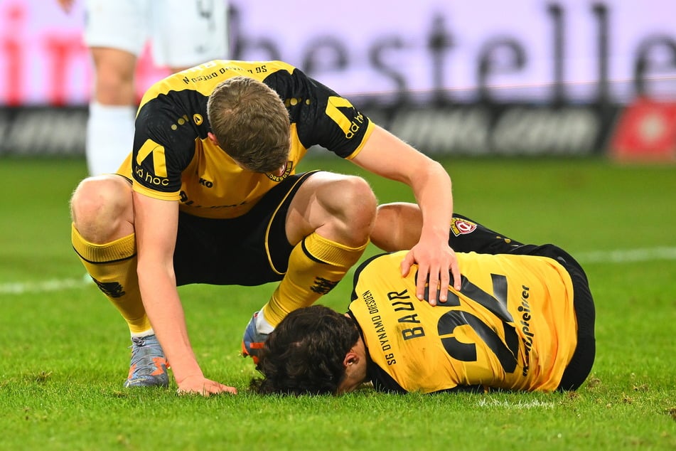 Nach einem Foul an Mika Baur (20, r.) hätte es Elfmeter für Dynamo geben müssen.