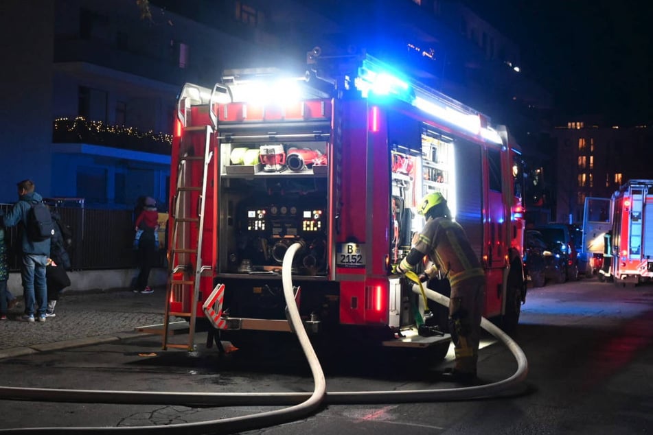 Die Feuerwehr ist mit 87 Einsatzkräften im Heubnerweg vor Ort gewesen.