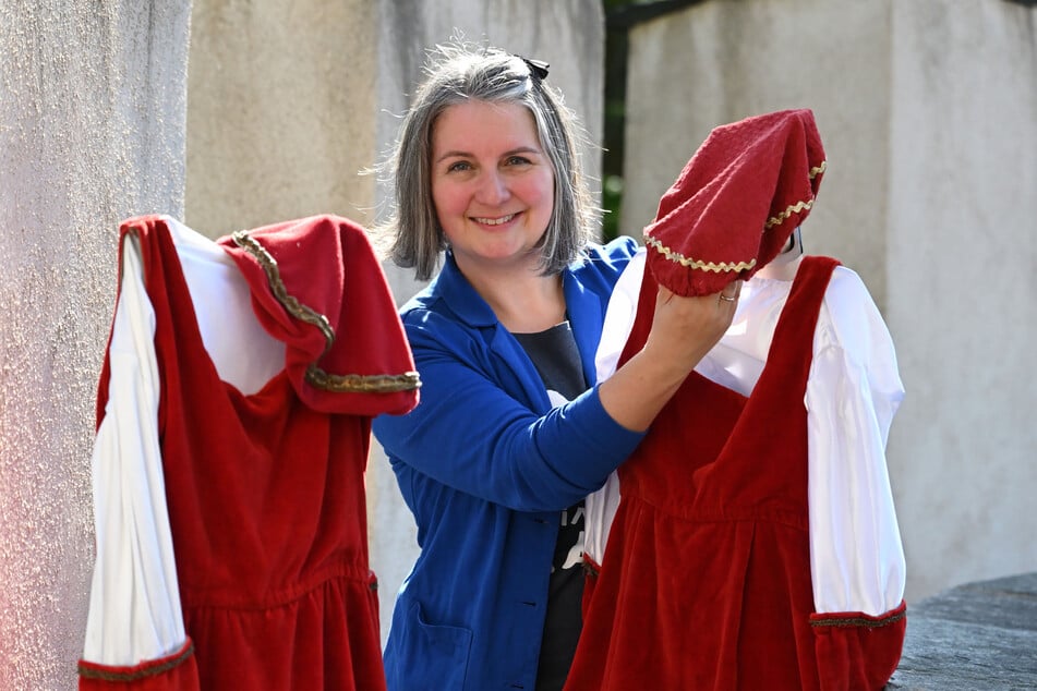 Ramona Markstein (44) mit Original-Kostümen aus den 1950er Jahren, die im Museum auf Burg Stein ausgestellt sind.