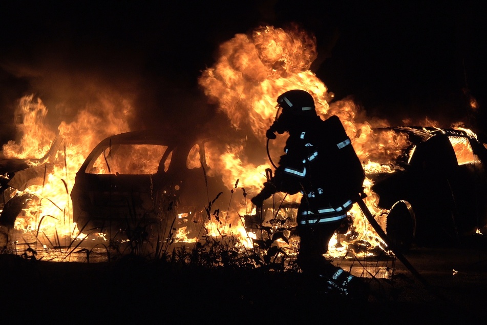 Insgesamt fünf Fahrzeuge musste die Leipziger Feuerwehr in der Nacht auf Donnerstag in Gohlis löschen.