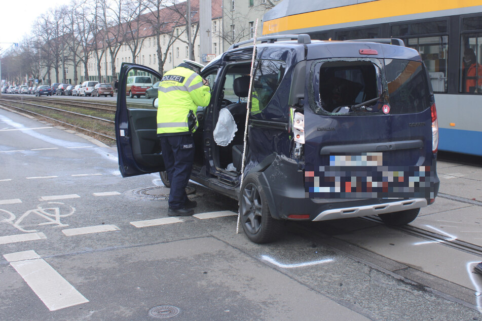 Die Straßenbahn hatte das Auto beim Abbiegen erfasst. Die Pkw-Fahrerin (40) erlitt dabei leichte Verletzungen.