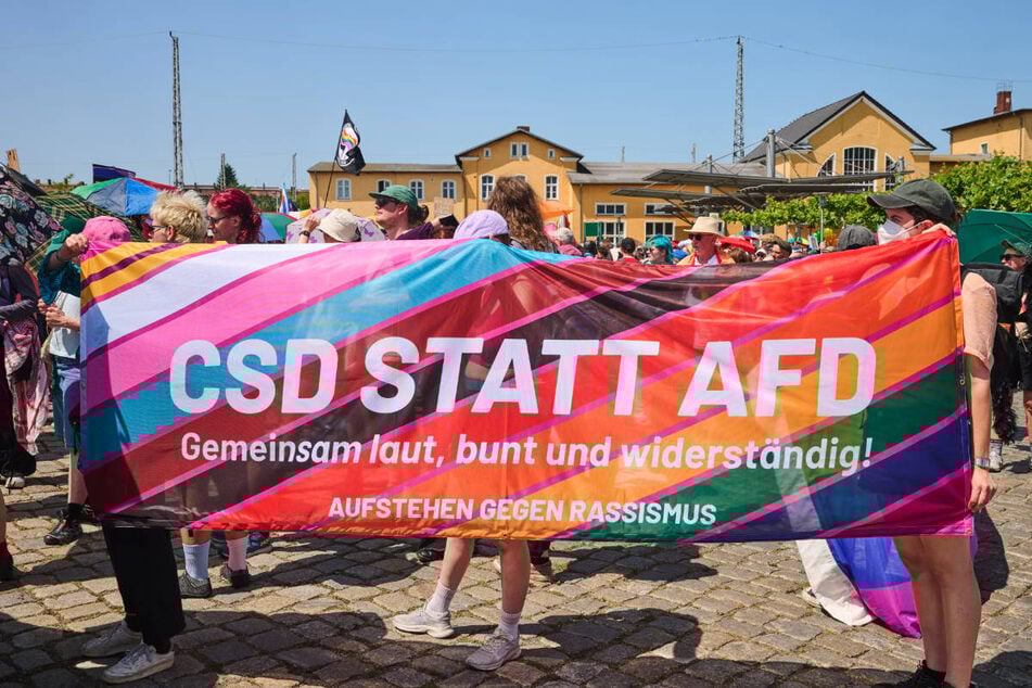 Die queere Community hat bei ihrem Umzug ein deutliches Zeichen gegen die AfD gesetzt.