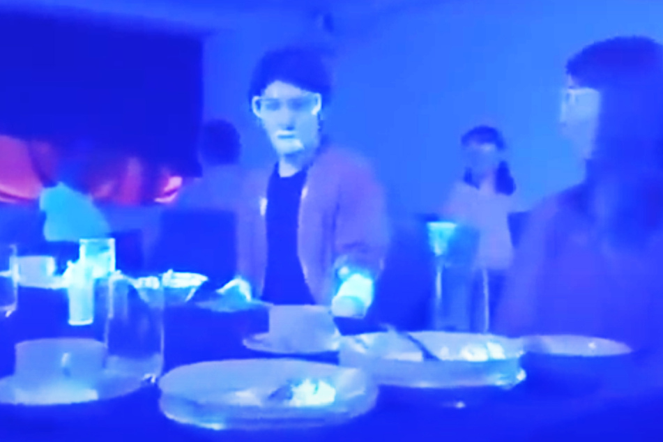Überall ist fluoreszierende Farbe, die Viren versinnbildlicht.