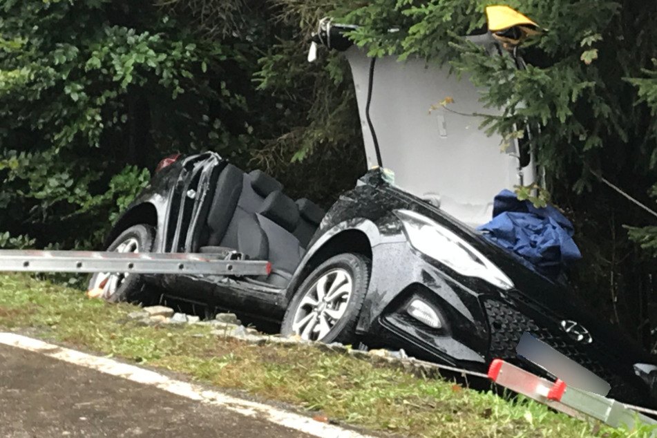 Mit diesem Wagen wurde der Fahrer in den Graben geschleudert.