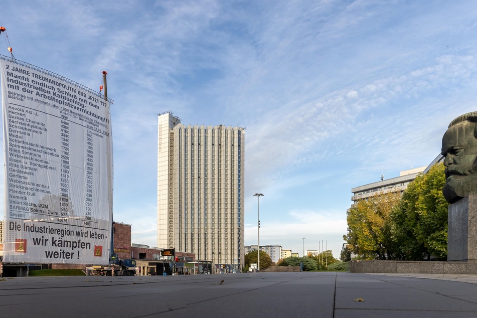 Wegen der Kunstaktion vor dem Karl-Marx-Monument blieb am Donnerstag die Brückenstraße ganztägig gesperrt.