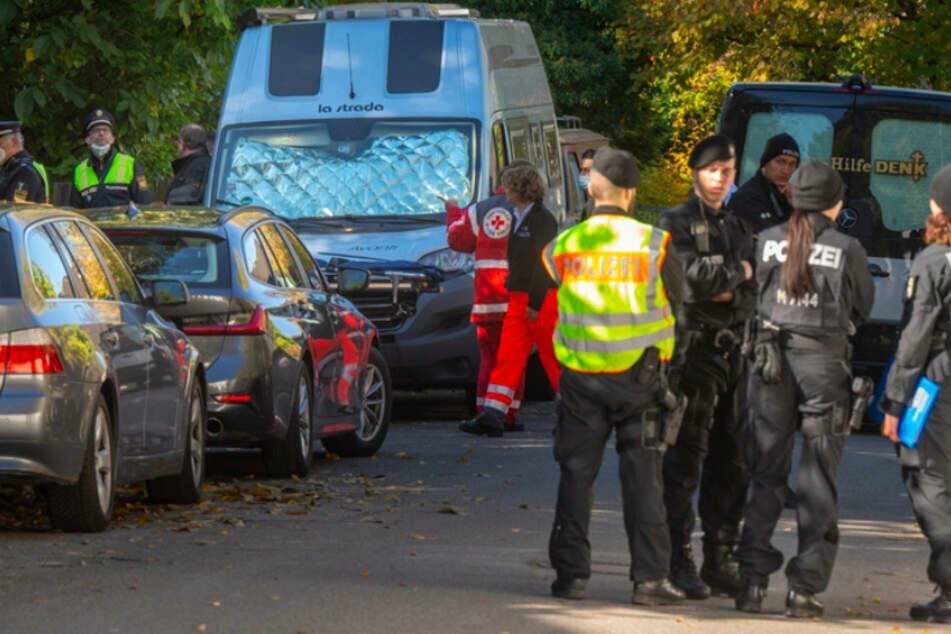 Nach dem Tod eines 14-jährigen Mädchens fahndet die Polizei immer noch nach einem 17 Jahre alten Verdächtigen.