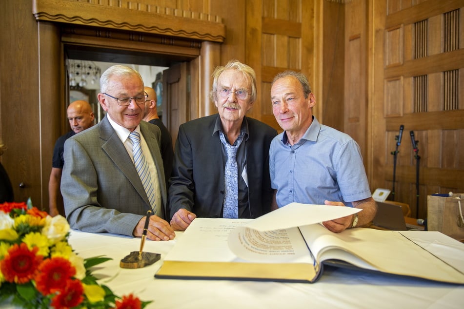 Die langjährigen Stadträte Jürgen Leistner (73, CDU, v. l.), Dieter Füsslein (84, FDP) und Heiko Schinkitz (67, Linke) trugen sich ins Goldene Buch der Stadt ein.