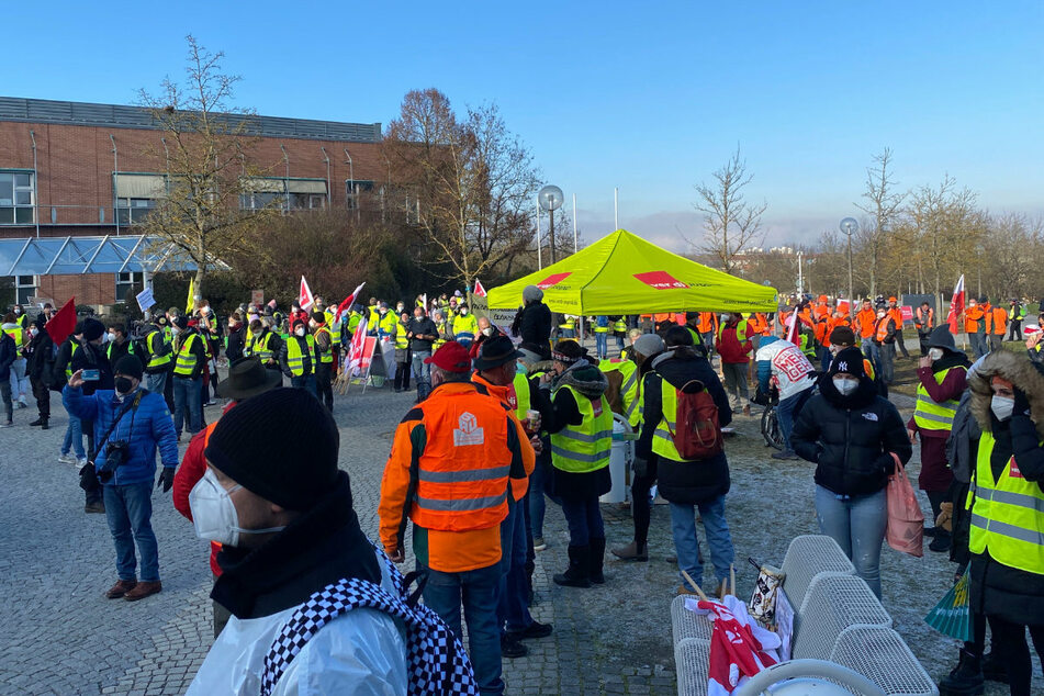 Bereits am Mittwoch haben auch Mitarbeiter des Universitätsklinikums Regensburg mit den örtlichen Verdi-Vertretern gestreikt.