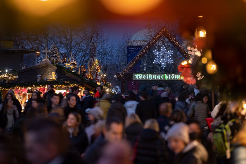Stuttgart: Lichtermeer und Leckereien: Weihnachtsmärkte in Stuttgart und Umgebung locken Besucher
