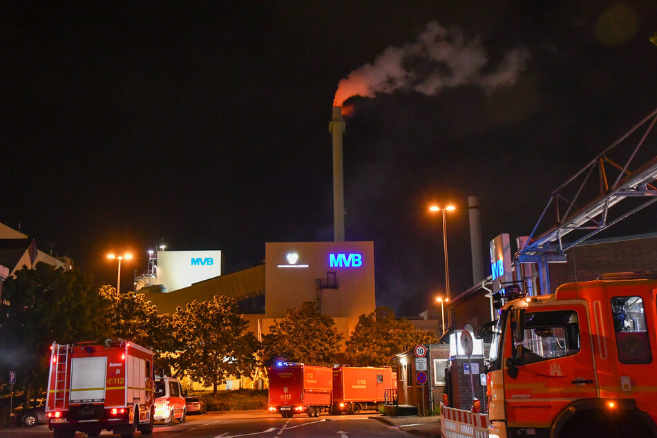 In Hamburg-Billbrook ist in der Nacht zum Freitag in einer Müllverbrennungsanlage ein Feuer ausgebrochen. Die Feuerwehr war im Großeinsatz.