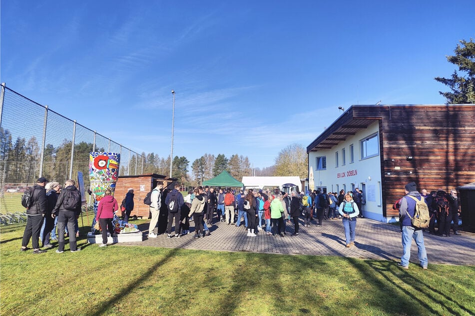 Bereits am Start herrschte reger Betrieb: In Döbeln konnten Teilnehmer noch kurzfristig Startkarten für vier Euro erwerben, bevor es auf die Strecke ging.
