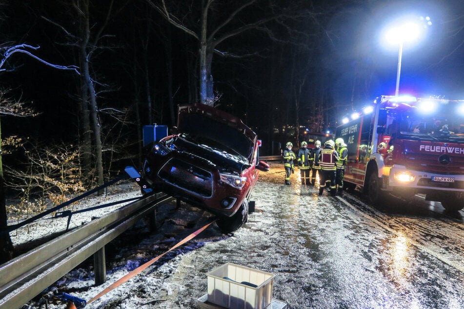 Weil er feststeckte, konnte dieser Mitsubishi erst mithilfe der Feuerwehr wieder von der Leitplanke befreit werden.