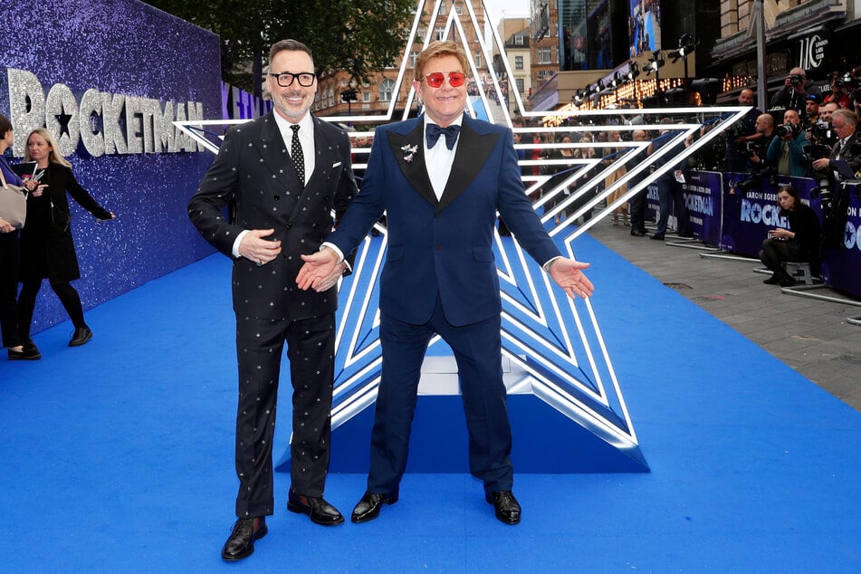 Auch der Star-Musiker Elton John (79, r.) und dessen Ehemann David Furnish (63) schlossen sich der Klage an. (Archivfoto)