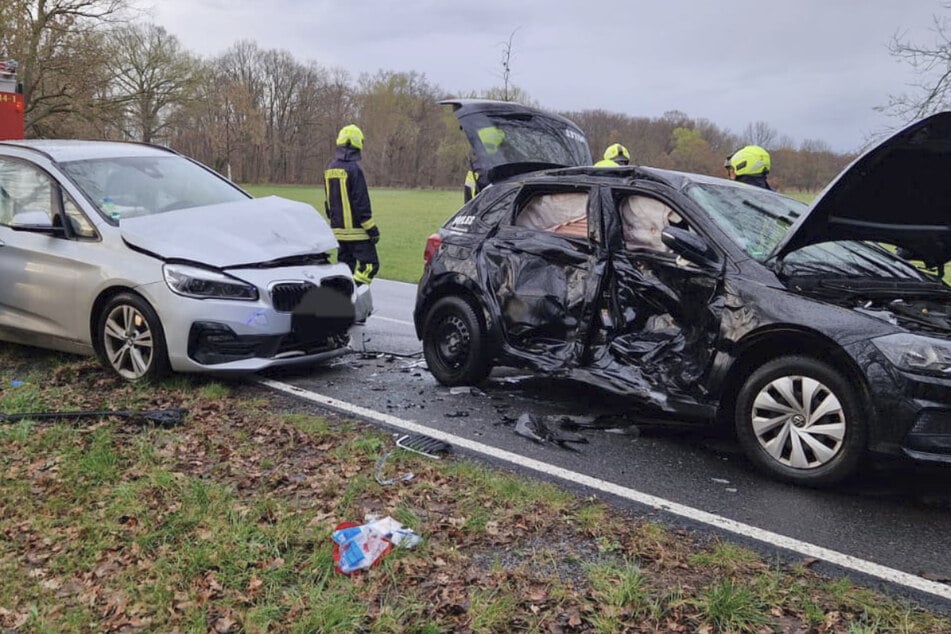 Auto gerät in Gegenverkehr und kracht in VW: Sieben Verletzte