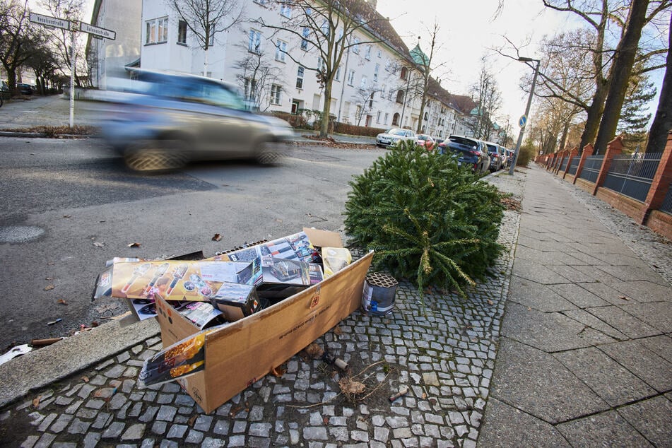 Nach Silvester liegen am Neujahrsmorgen oftmals viele abgebrannte Feuerwerkskörper und Glasflaschen in den Straßen. (Symbolfoto)
