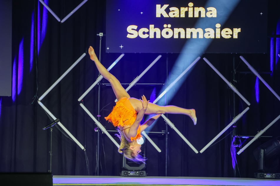 Chemmy-Gewinnerin Karina Schönmaier (20) zeigte ihr Können auf der Bühne im Kraftverkehr.