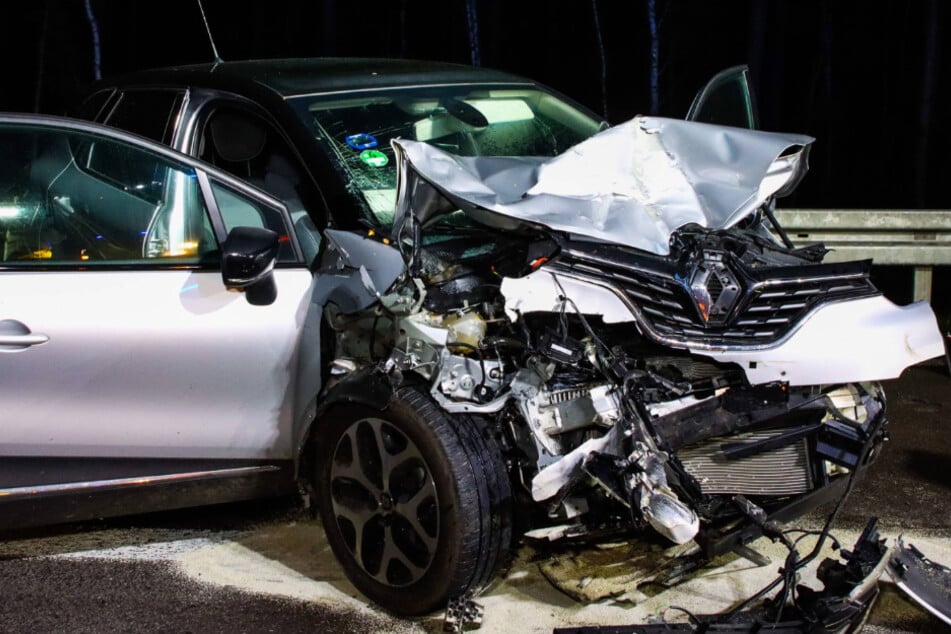 Der Renault ist nach dem Crash auf der A10 total zerstört.