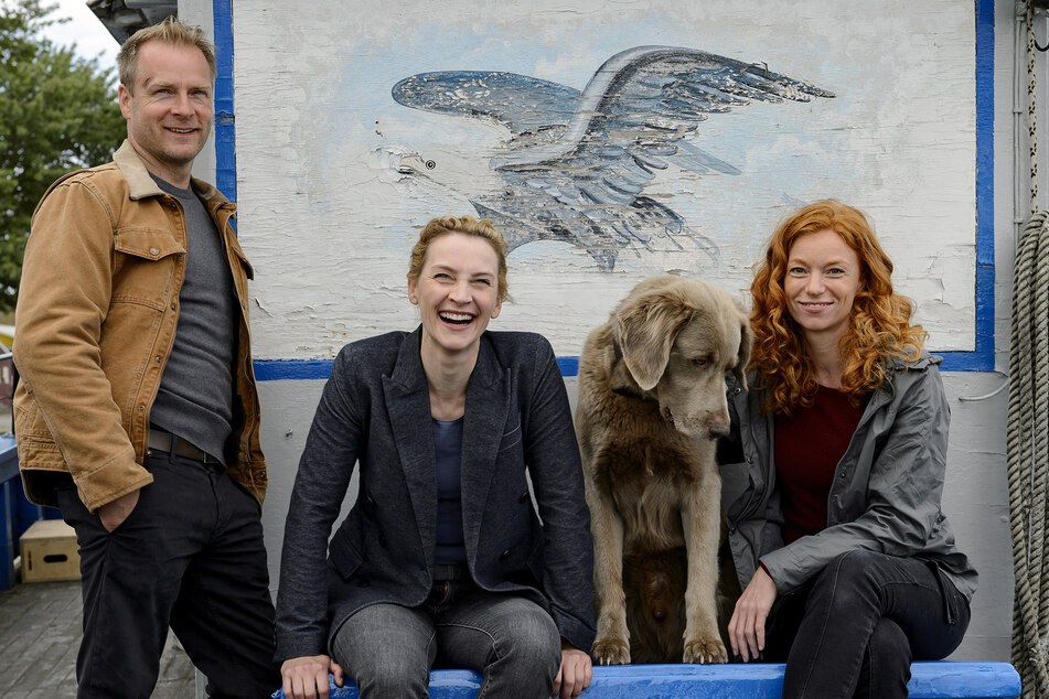 Ab geht's: "Nord bei Nordwest: Im Namen des Vaters" startet mit den neuen Drehaarbeiten. (V. l.: Hinnerk Schönemann, Jana Klinge, Hund Holly und Marleen Lohse.