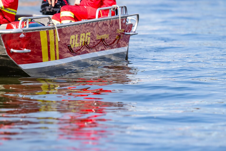 Rettungskräfte hatten stundenlang nach dem 36-Jährigen gesucht, der am Donnerstag nach einer mutmaßlichen Mutprobe im Rhein verloren ging. (Symbolbild)