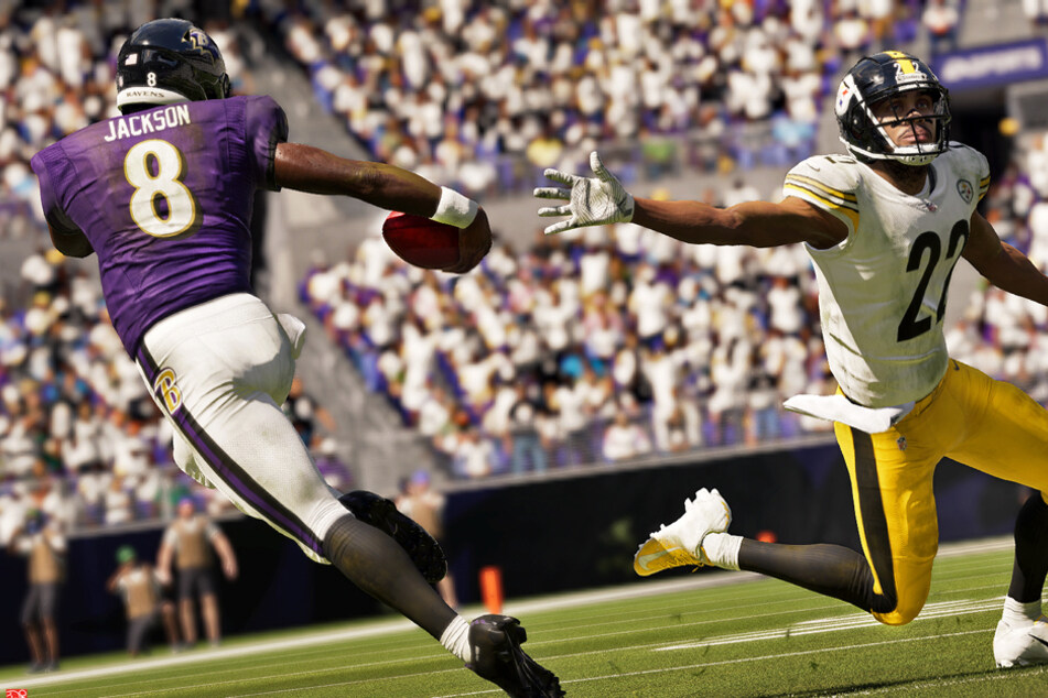 Madden NFL 21 Cover-Athlet und Star-Quarterback Lamar Jackson von den Baltimore Ravens entwischt Cornerback Steve Nelson von den Pittsburgh Steelers.