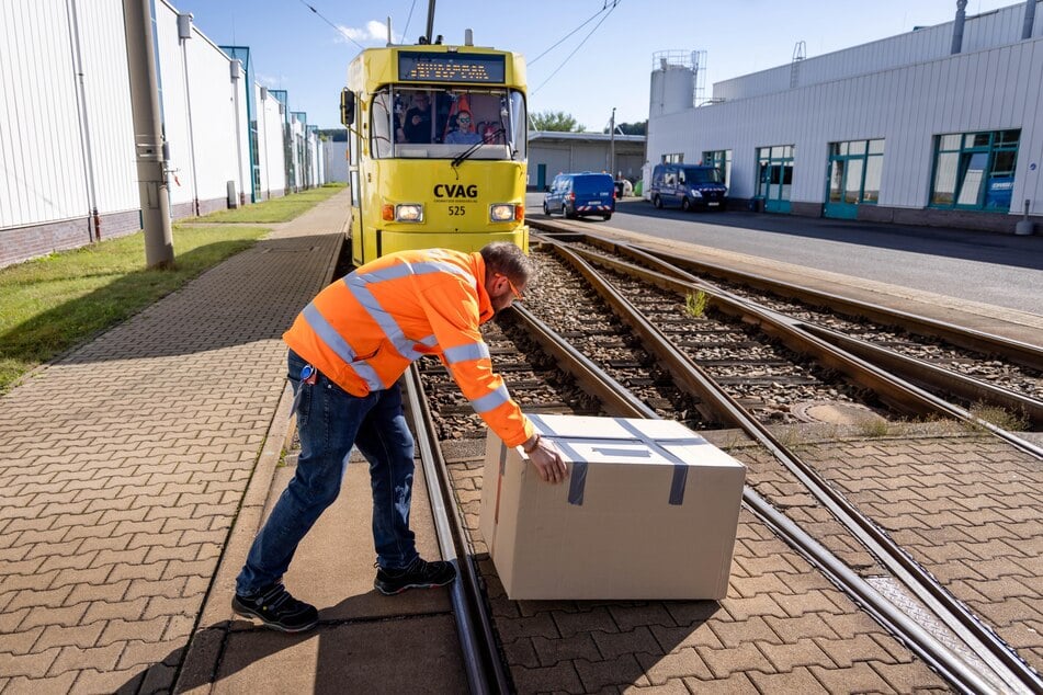 Test bestanden! Die autonome Tatra-Bahn entdeckt einen Karton auf der Strecke und geht sofort auf die Bremse.