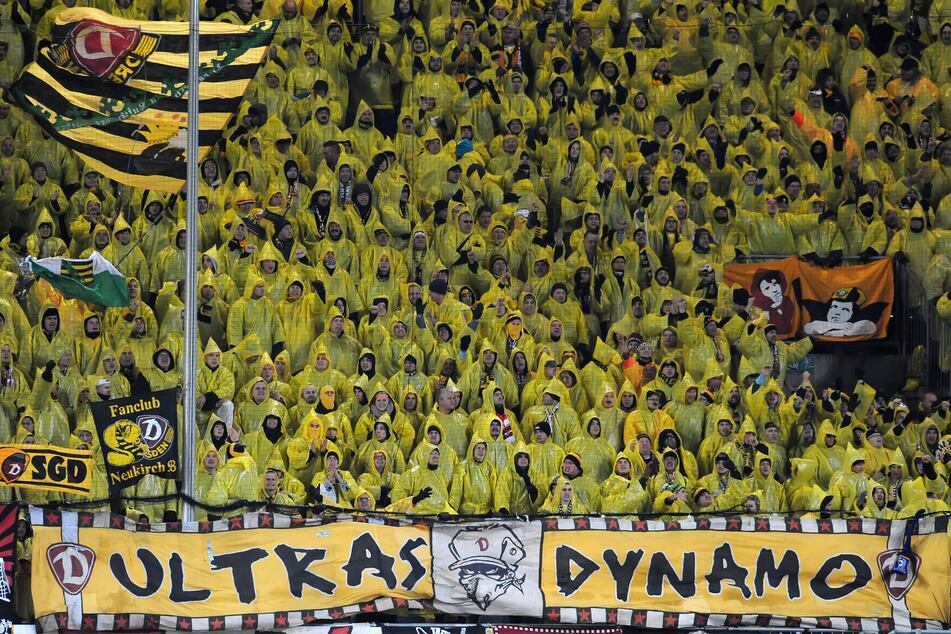 Eine Poncho-Aktion gab es unter anderem schon mal im Dezember 2013 auswärts bei Arminia Bielefeld. Heute müssen 12.000 Stück in den Kisten bleiben.