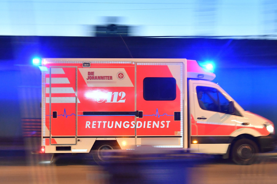 Ein Krankenwagen fährt zu einem Einsatz. In Dresden hat ein Mann ein Rettungssanitäter angegriffen. (Symbolbild)