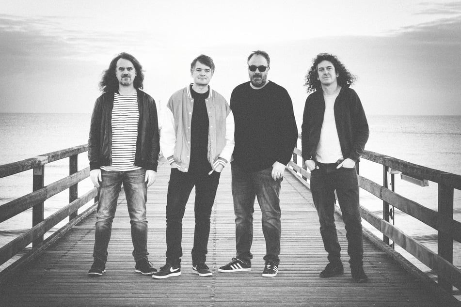 Madsen veröffentlichen am 29. Mai 2026 ihr zehntes Studioalbum "Smile". Die Band aus Niedersachsen, bestehend aus den Brüdern Sebastian, Johannes und Sascha Madsen sowie Bassist Niko Maurer, gehört seit über 20 Jahren zu den beliebtesten Live-Bands Deutschlands.