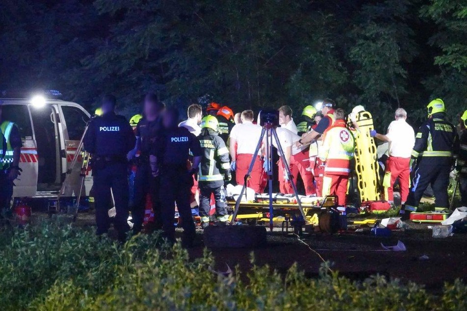 Für vier der fünf Insassen, die aus dem Wagen geschleudert wurden, konnten die Rettungskräfte nichts mehr tun.