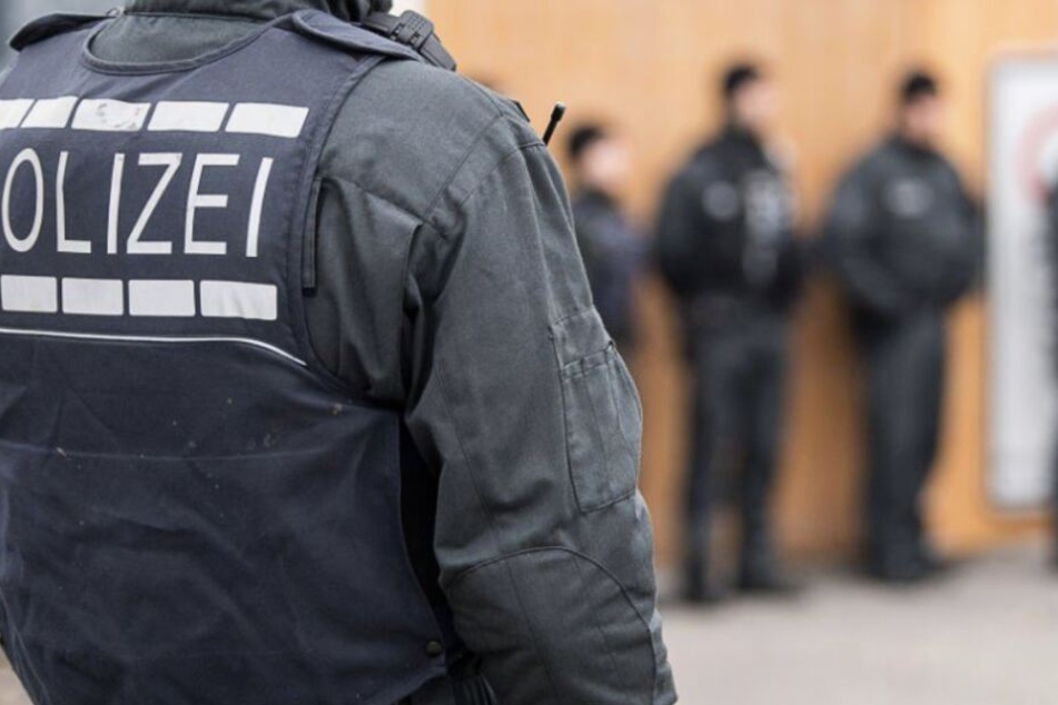 Die Beamten nahmen eine verdächtige Person fest.